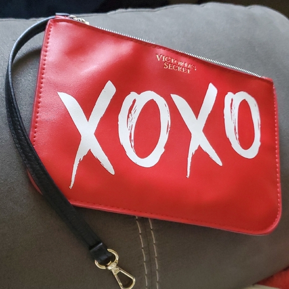 Victoria’s Secret Red XOXO Wristlet Zip Pouch NWOT - Picture 2 of 6